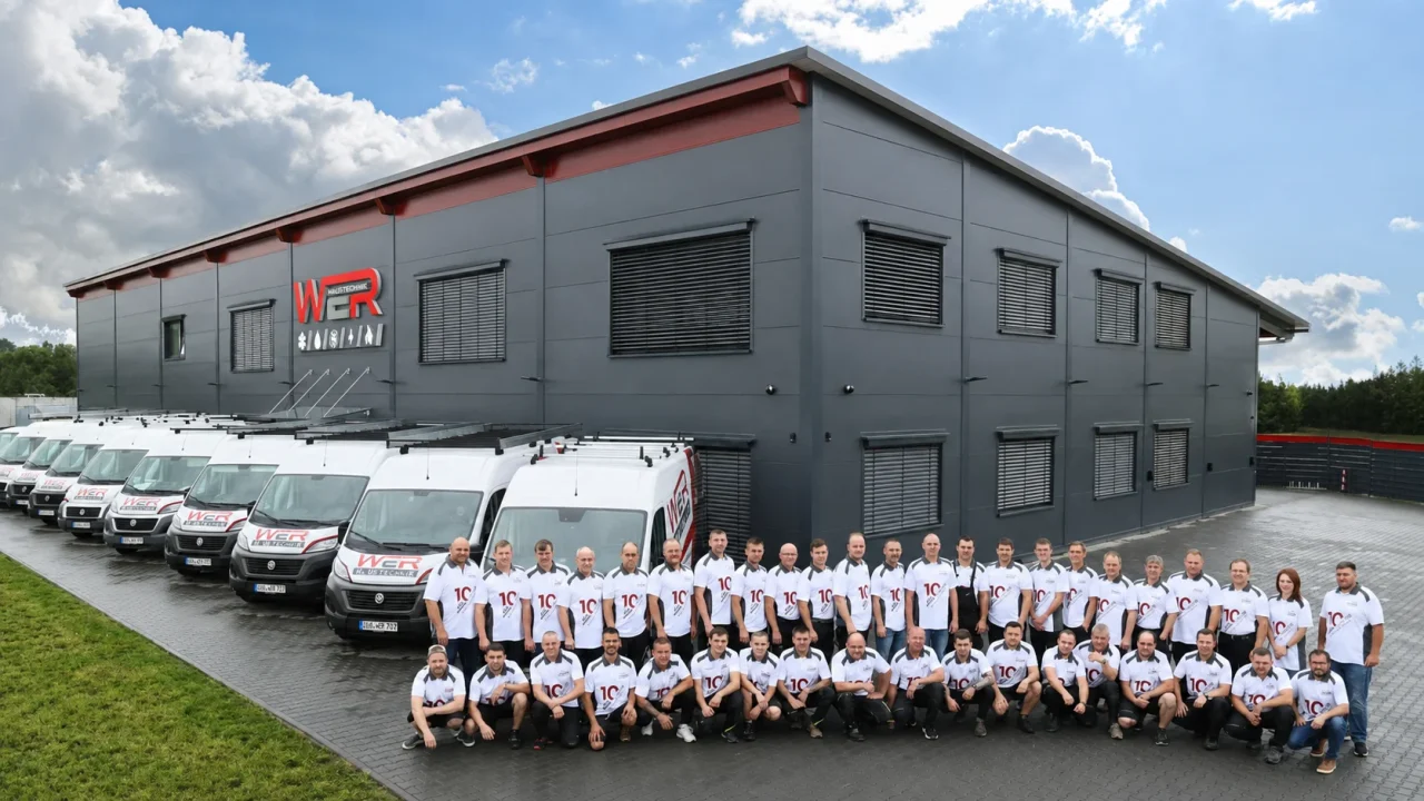 Das Team von WER Haustechnik vor dem Firmengebäude in Schwäbisch Hall
