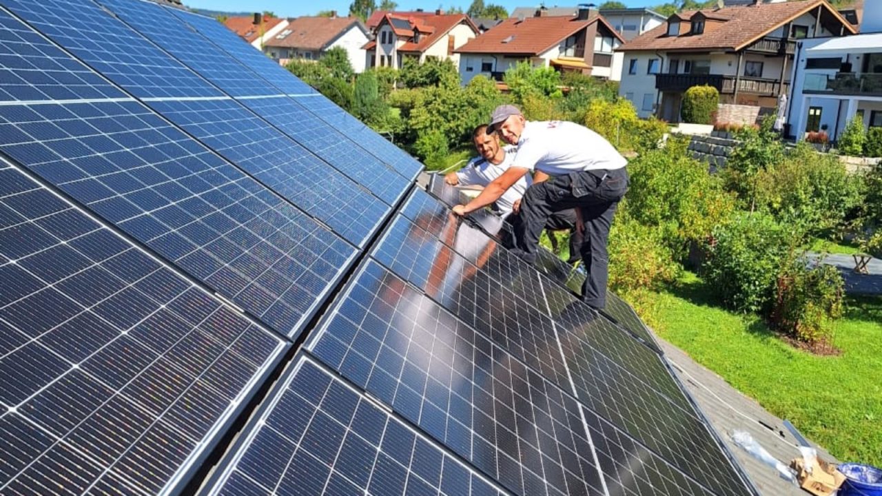 Zwei Monteure bei der Installation einer Photovoltaikanlage