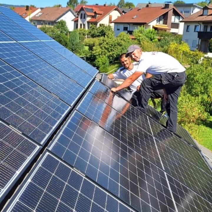 Zwei Monteure bei der Installation einer Photovoltaikanlage